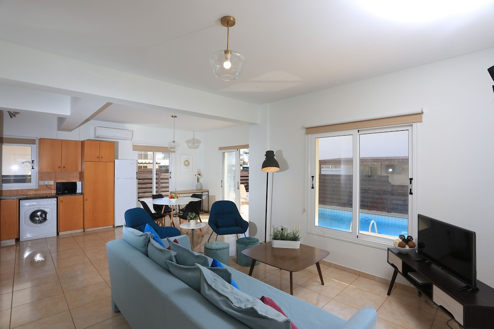 Hotel SeaBreeze Villas with Private Pool - Image 1