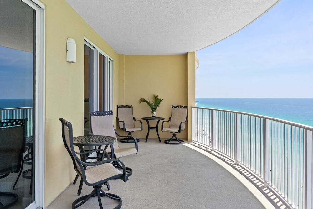 Bahama Breeze by Avantstay Gulf Front, 2 Pools, Beach Chairs Included!