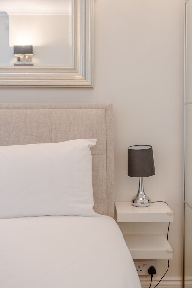 Gorgeous 2BD Flat With Patio - South Kensington!