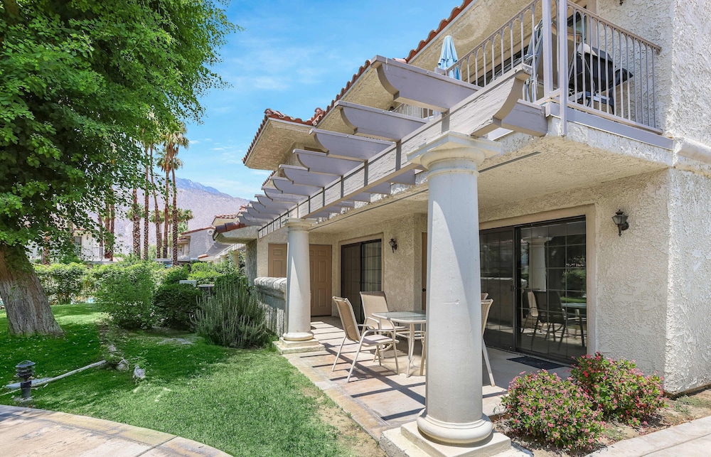 2BR 2BA Stylish Palm Springs Condo