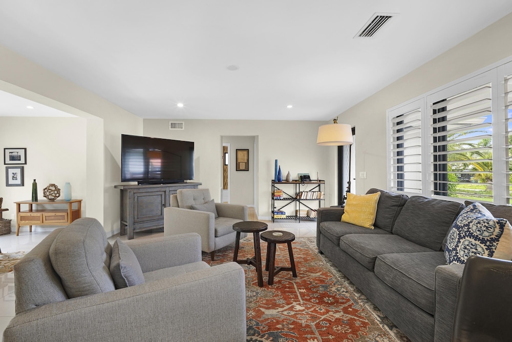 Relax in Luxury - 3 Bed 2 Bath Oasis With Pool