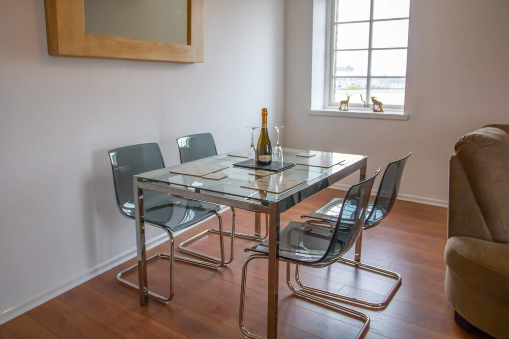 Spacious and Contemporary Flat With Secure Parking