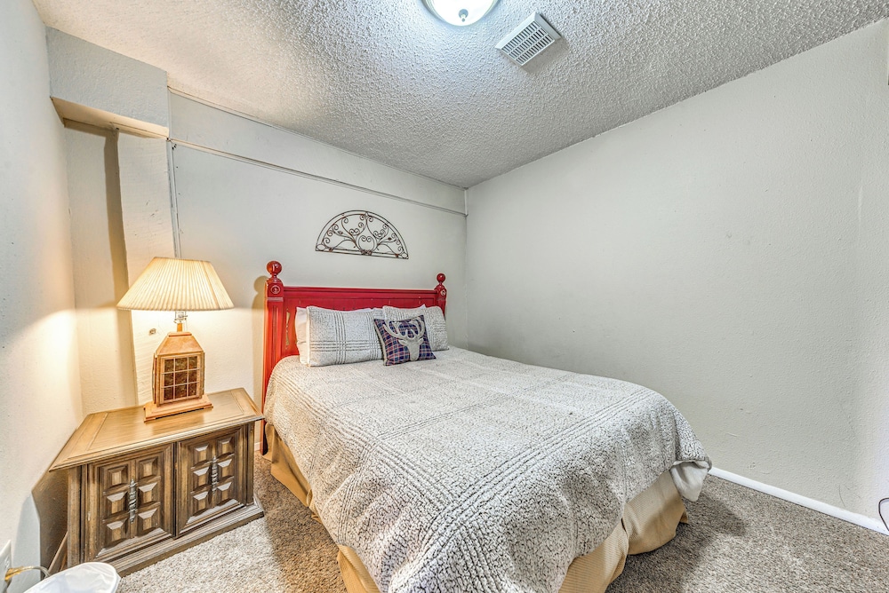 Half-mi to Midtown: Family Retreat w/ Mtn Views!