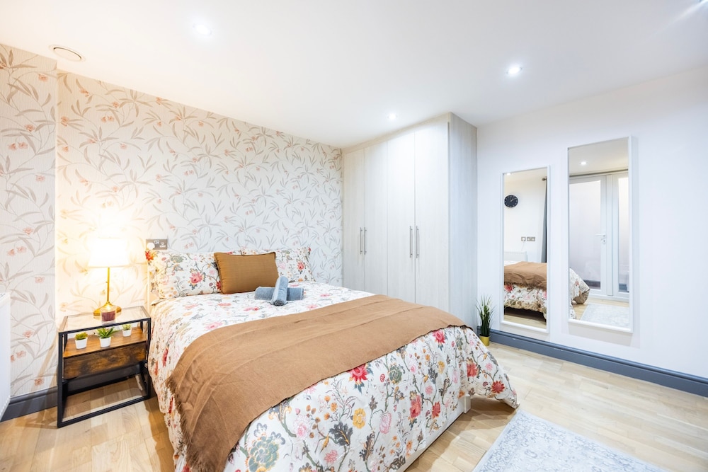 3 Bedroom Apartment by River Thames