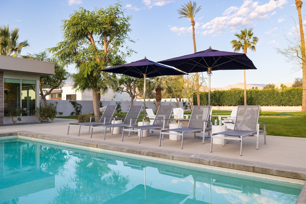 Polo Villa 1 by Avantstay Features Expansive Putting Green Pool Spa Outdoor Firepit 260-322 5 Bedrooms
