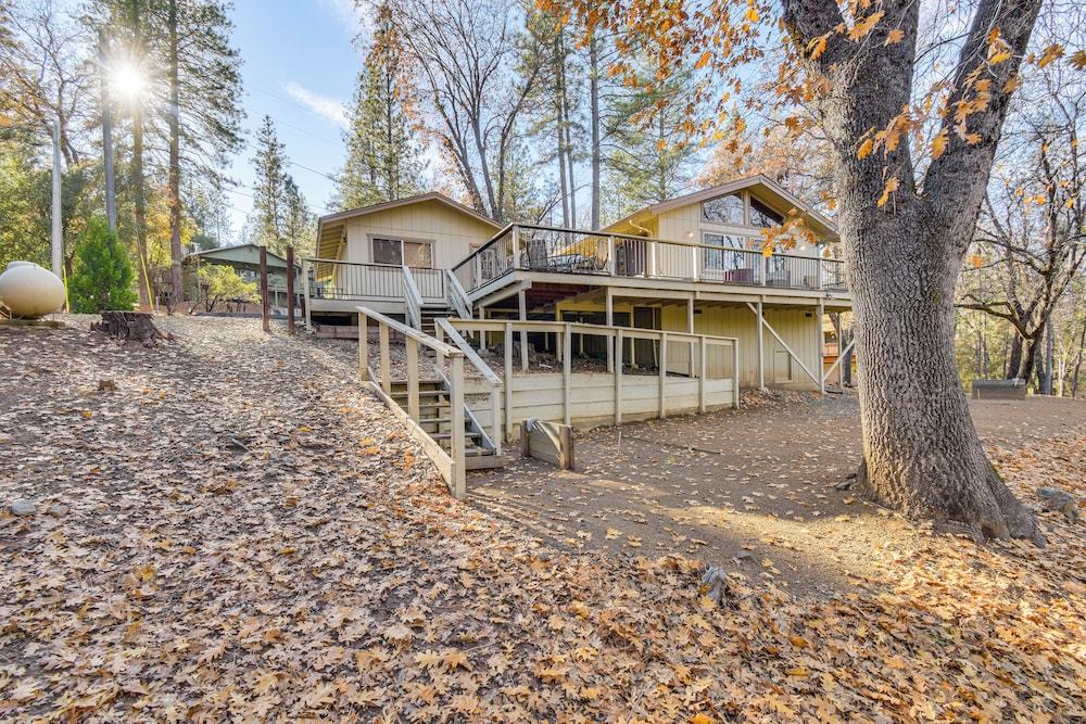 Deck + Fire Pit: Pine Mountain Lake Getaway!