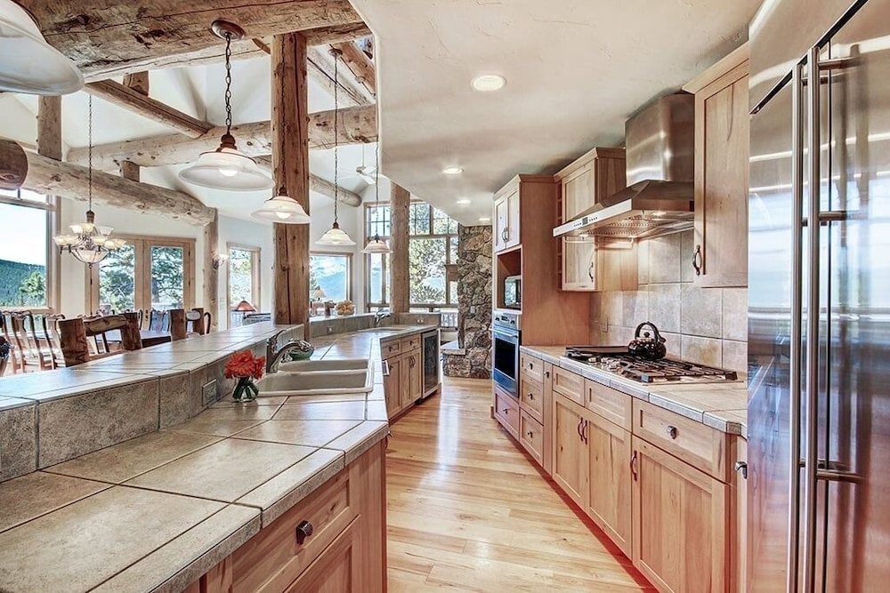 Dunkin Hill Lodge 5 Bedroom Home by RedAwning
