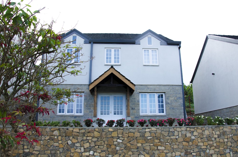 Lakeside Cottages