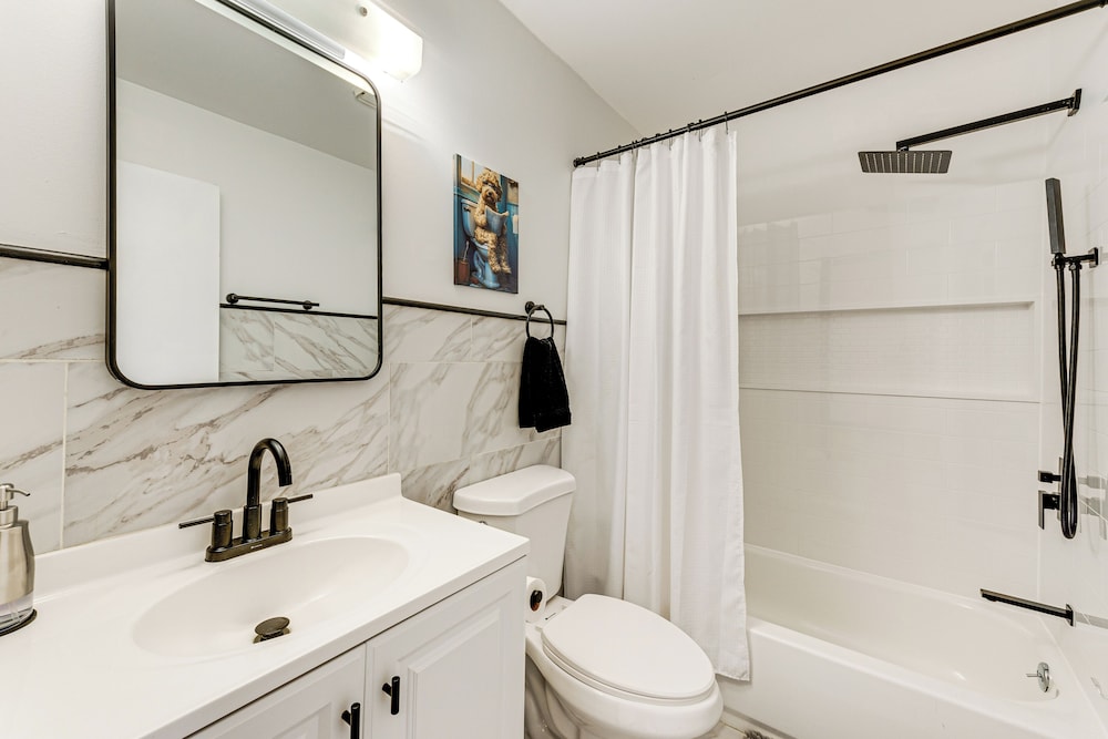 Hot Tub & Game Room: Long Pond Getaway!