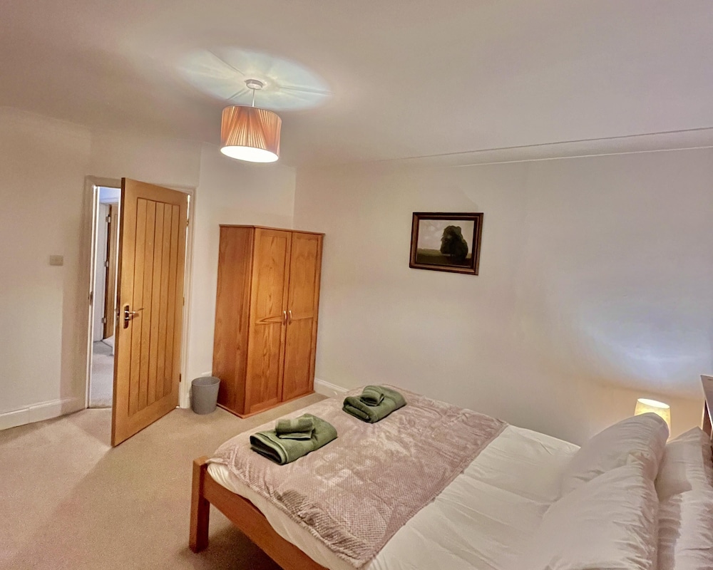 Comfy and Spacious 5-bed House in Cambridge view 3