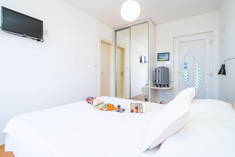 Jele Rooms
