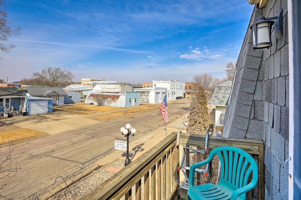 Akron Apartment w/ Balcony - Hunting Nearby! view 5
