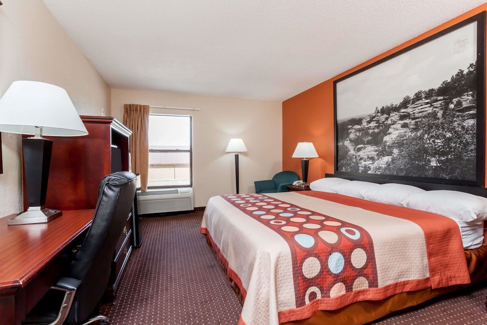 Super 8 by Wyndham Harrisburg