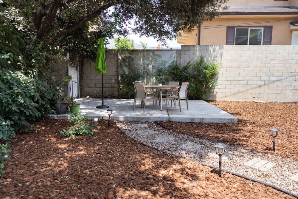 Updated 1BR House in Glendale With Private Fenced Yard p55