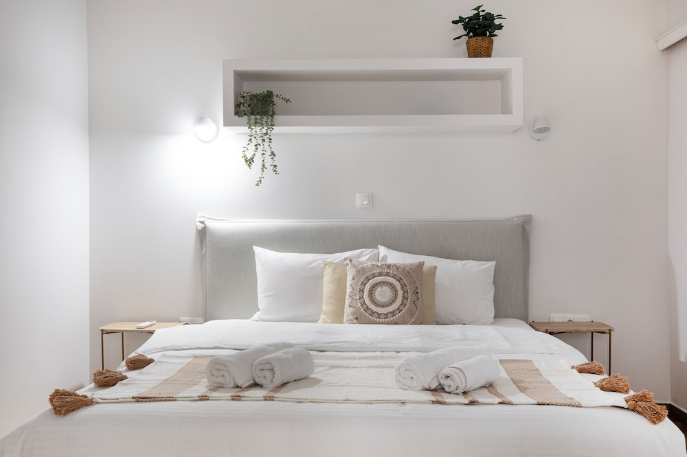 Attica - Captivating 2-Bedroom Apt & Balcony in Athens