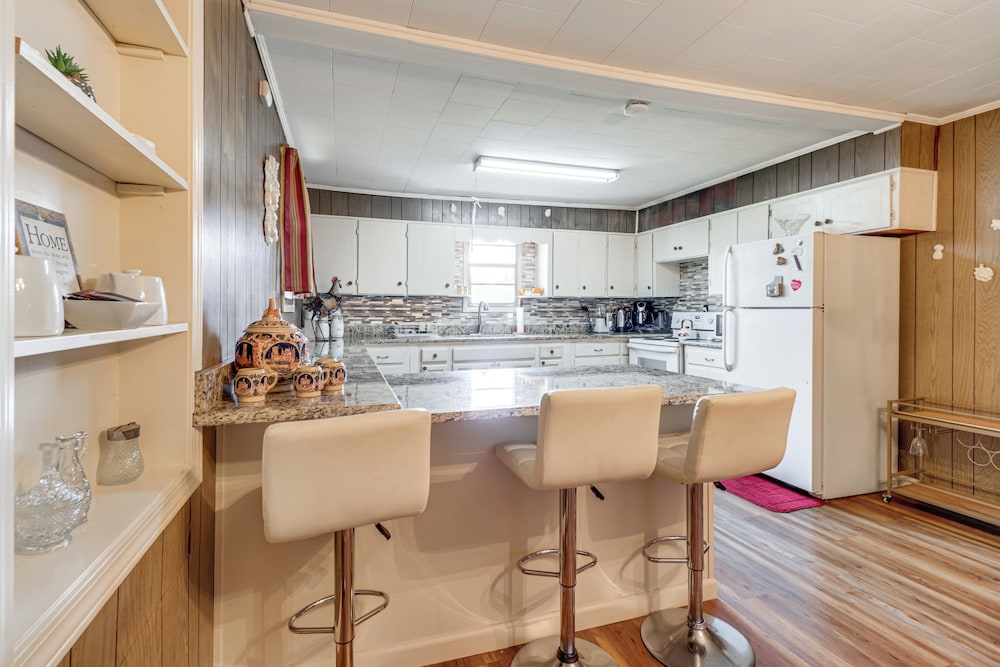 BBQ Ready: Delta Country Home on 30 Acres