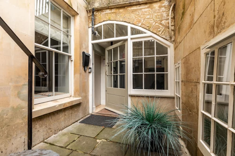 Elegant Georgian Flat in Historic Bath With Garden