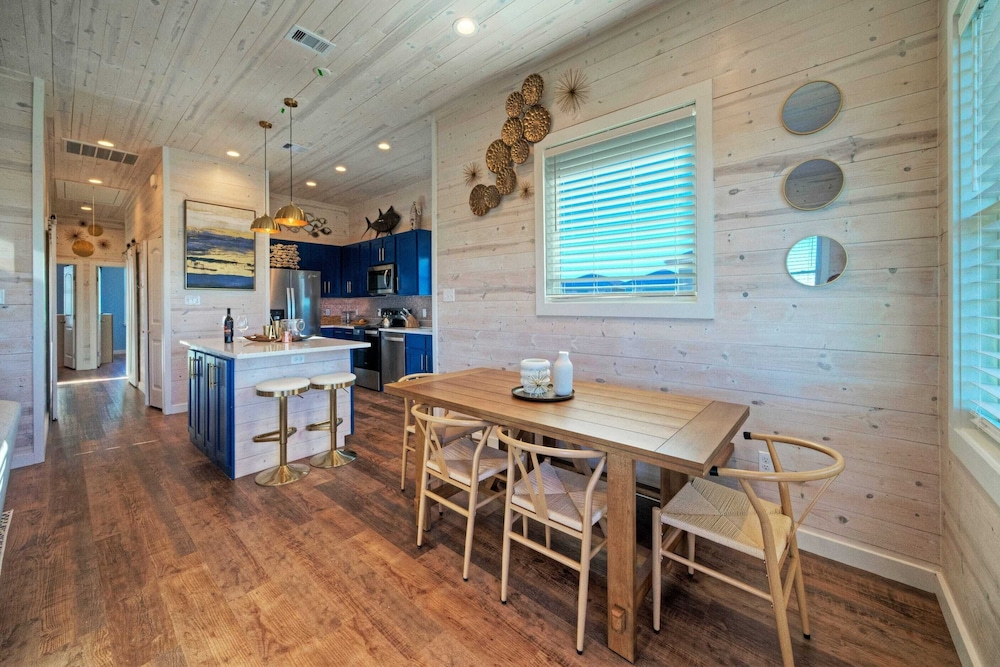 Sleeps 20 2 Homes w/ Beach Boardwalk Access, Water Canal Views, & Priv Pools