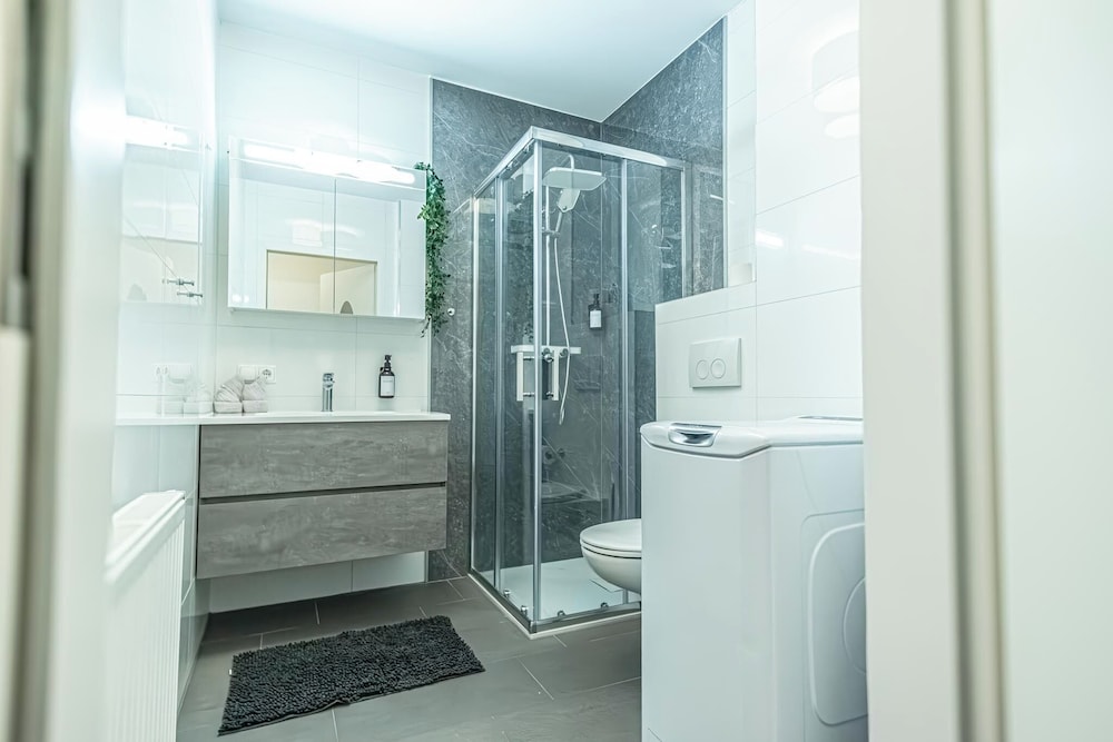 9 Min to City Center 1BR 1LR Balcony