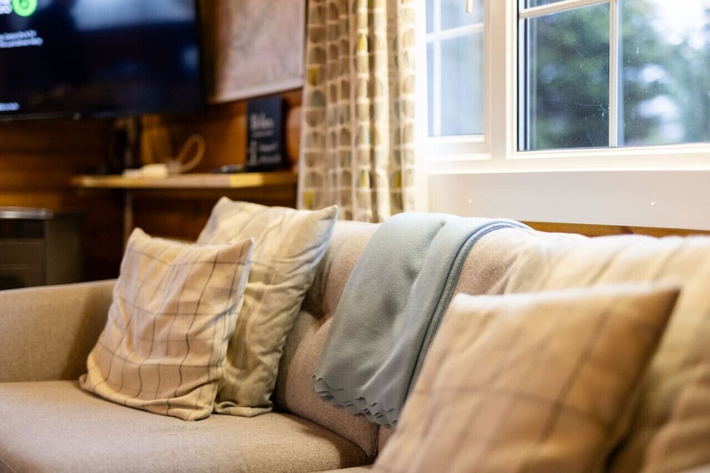 Rural 3 Bed Log Cabin Getaway view 3