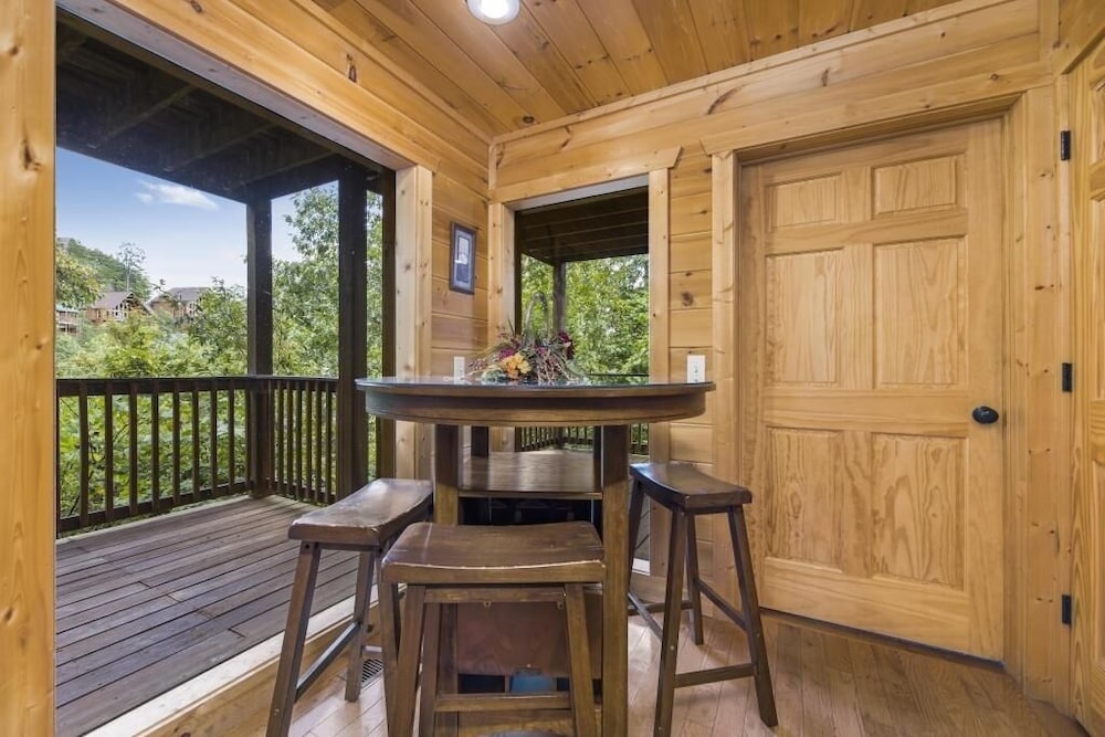Soaring Spirit - 5 Bedrooms, 5 Baths, Sleeps 18 Home by RedAwning