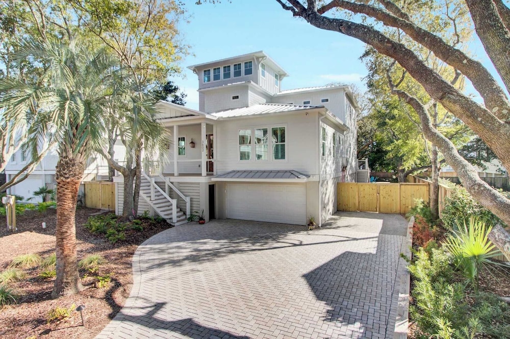 Walk to the Beach + Private Pool, Rooftop Terrace, Balcony 3602 Cameron