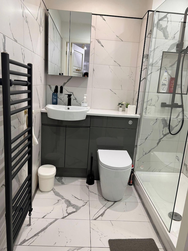 Modern Apartment-sleeps6-parking-seft Check in