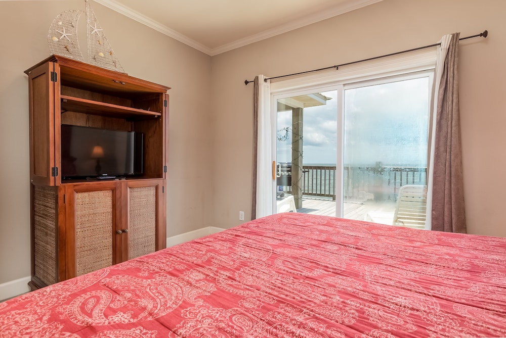 Southern Breeze - Gulf Front! Pet Friendly! Bring The Whole Family For Fun In The Sun! 4 Bedroom Home by RedAwning view 3