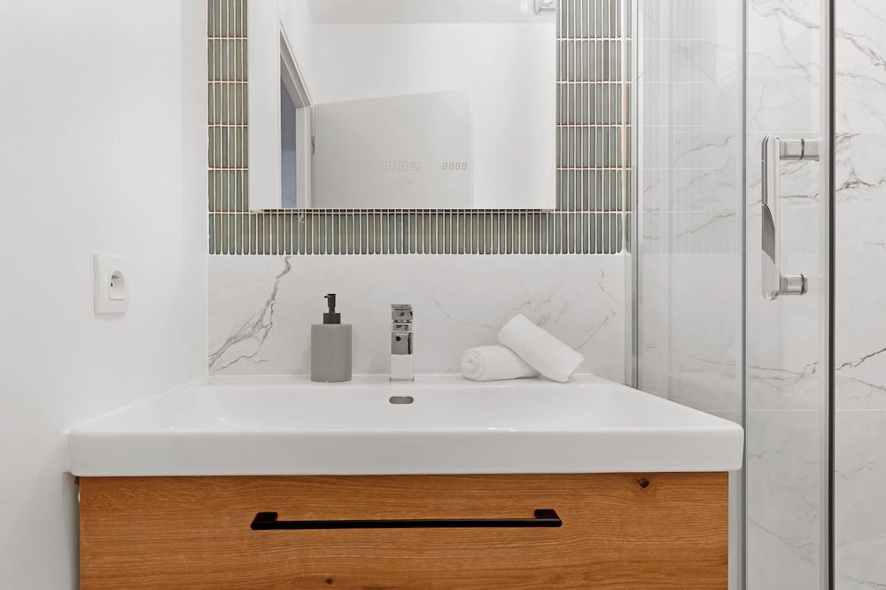 Stylish 2BR for 6 by Champs-Elysees