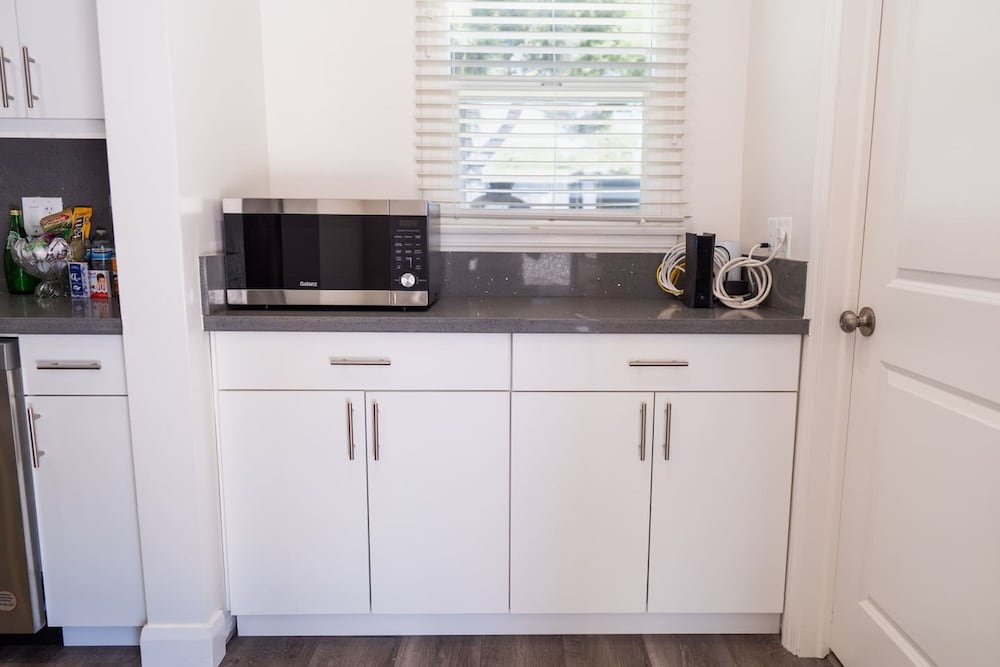 Remodeled 3BR House w Hot Tub Fenced Yard p58