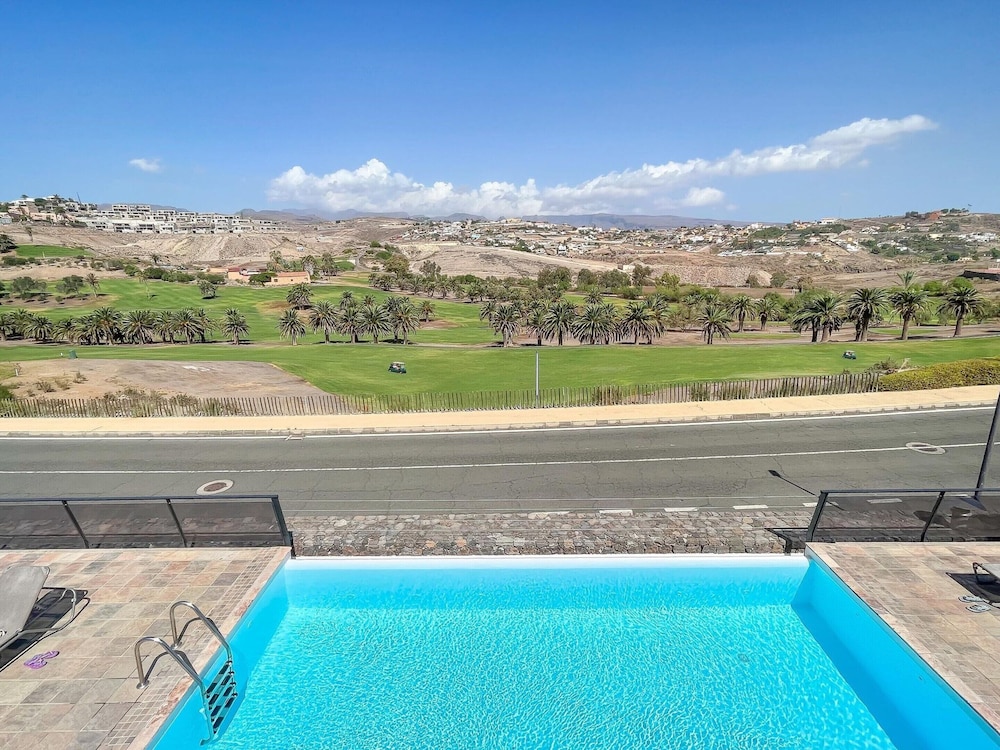 Villa With Private Pool in the Golf Resort