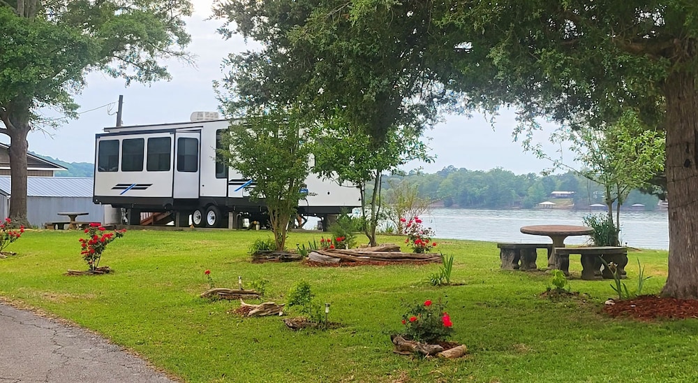 Lakeside Retreat On Neely Henry Lake 1 Bedroom Villa by RedAwning - Property Image 5