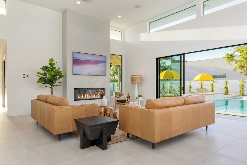 Sleeps 34 2 Villas, Pool, Pickleball + Bocce Polo Villas Elara by Avantstay