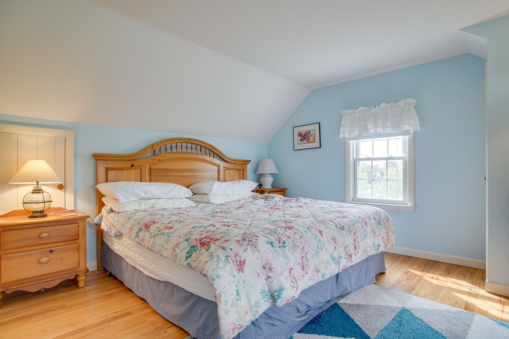 Walk to Beach: Chatham Getaway w/ Sunroom!
