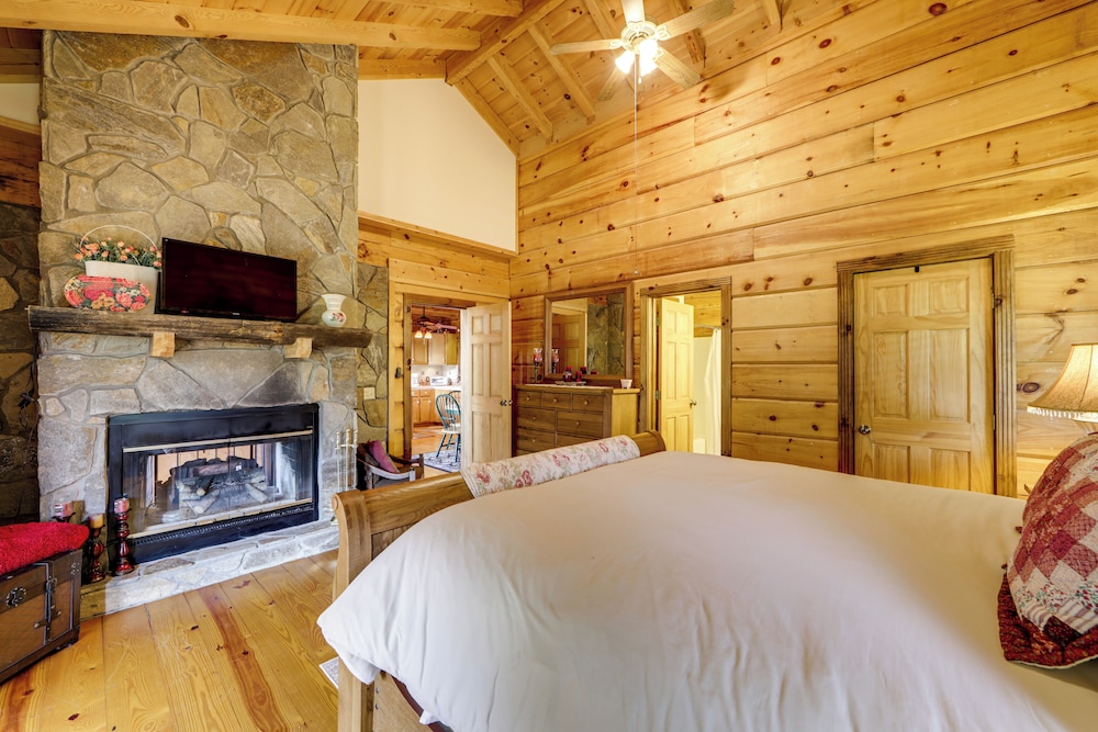 Panoramic Mountain Views & Decks: Franklin Cabin!