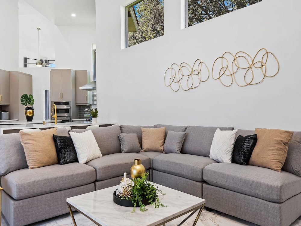 Luxurious 6-Bedroom Villa with Pool & Games