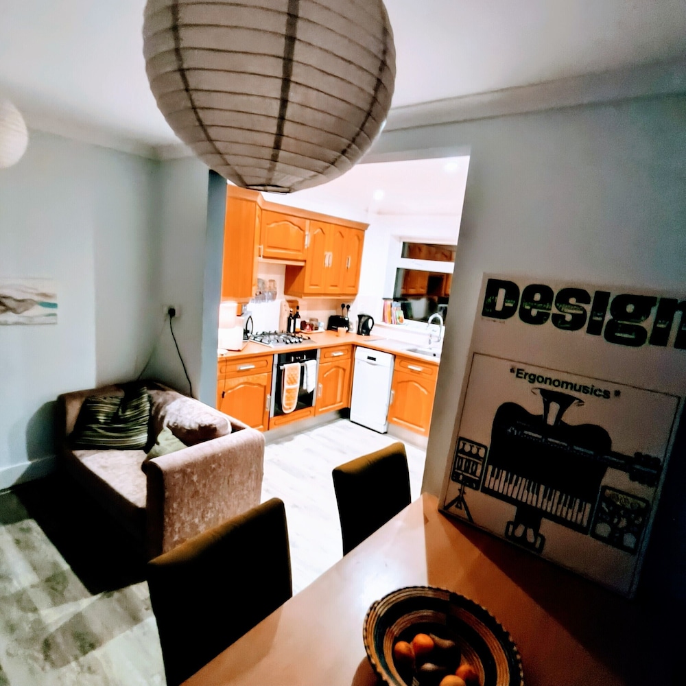 Private Entire House - 3 Bedrooms, Garden, Parking view 5