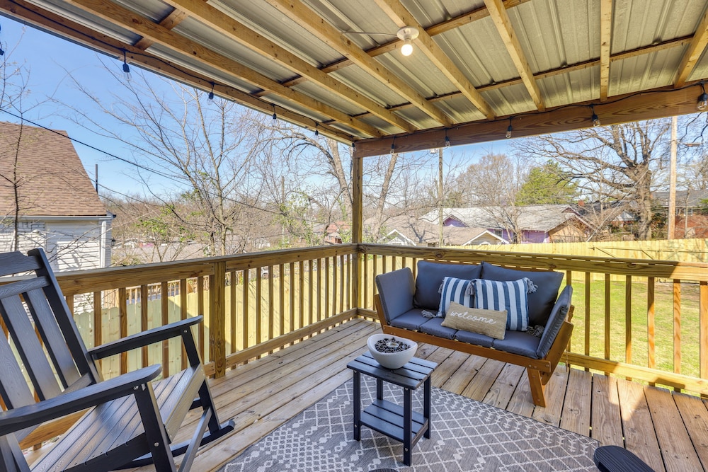 Walk to Amphitheater & Stadium: Home w/ Deck!
