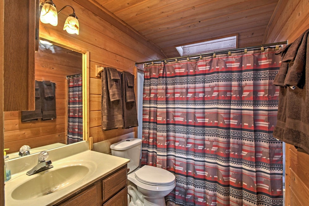 Hot Tub & Mtn Views: Scenic Cabin in Gatlinburg!