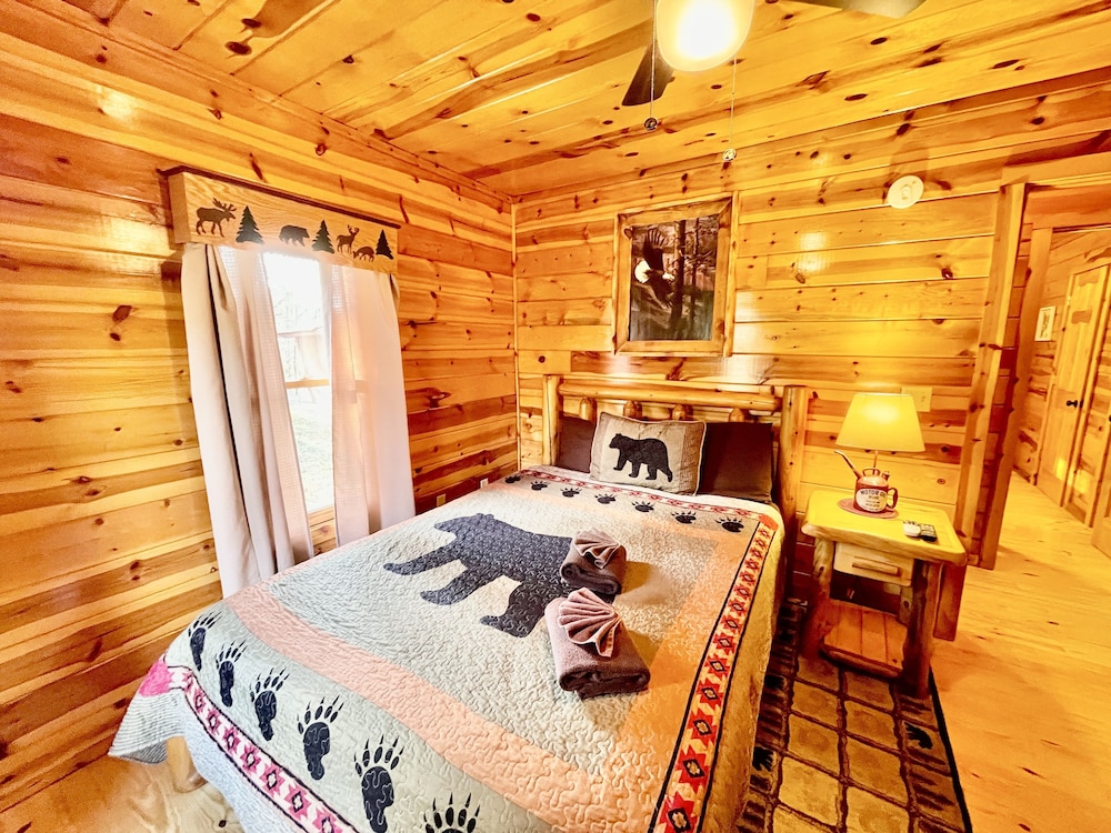 Little Sugar Camp 3 Bedroom Cabin by RedAwning