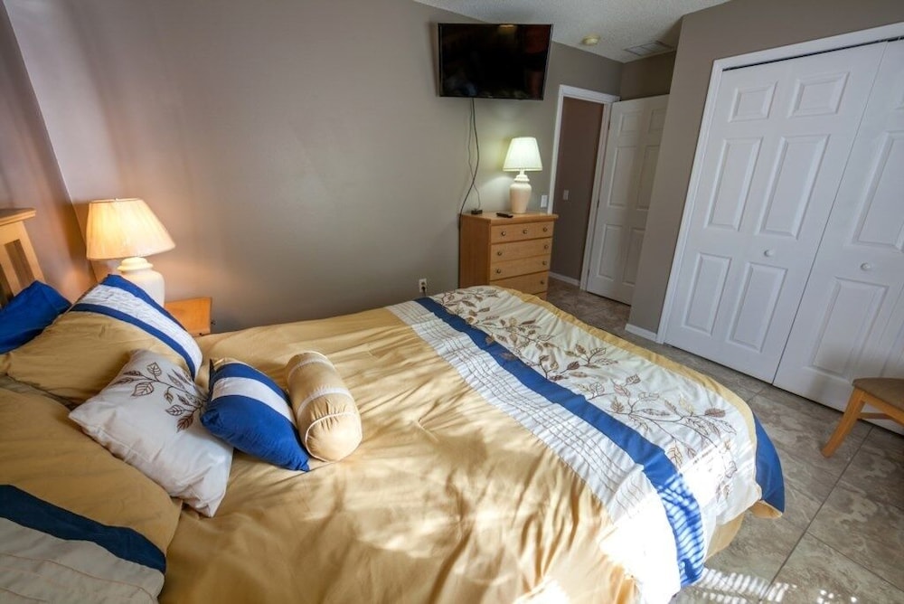 Private Pool 2 Queens And Twin Room! 3 Bedroom Home by RedAwning view 4