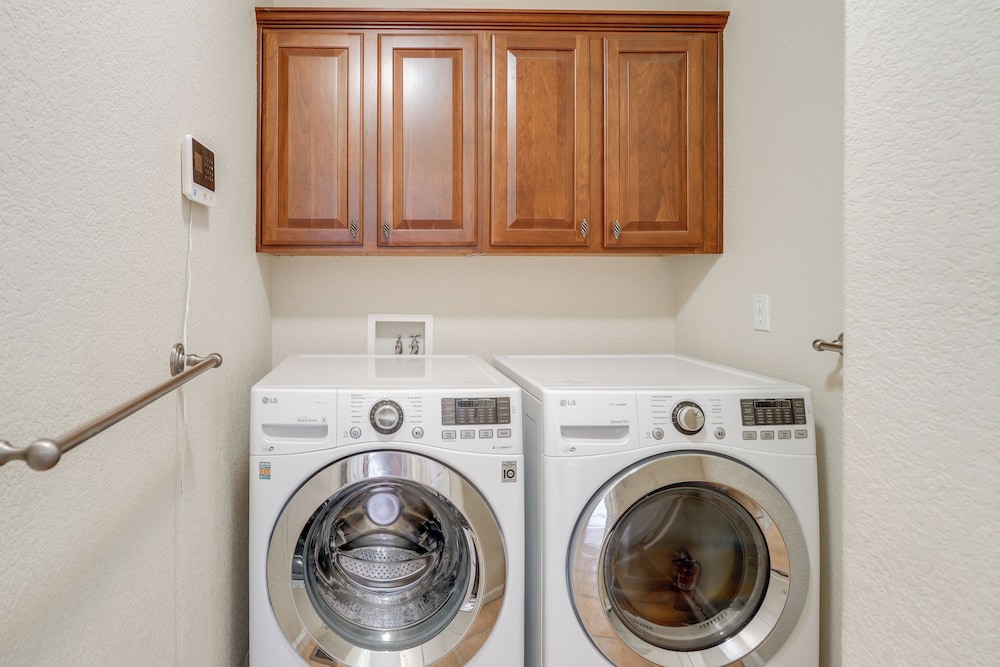 Hot Tub + Game Room: Family Retreat in Groveland!