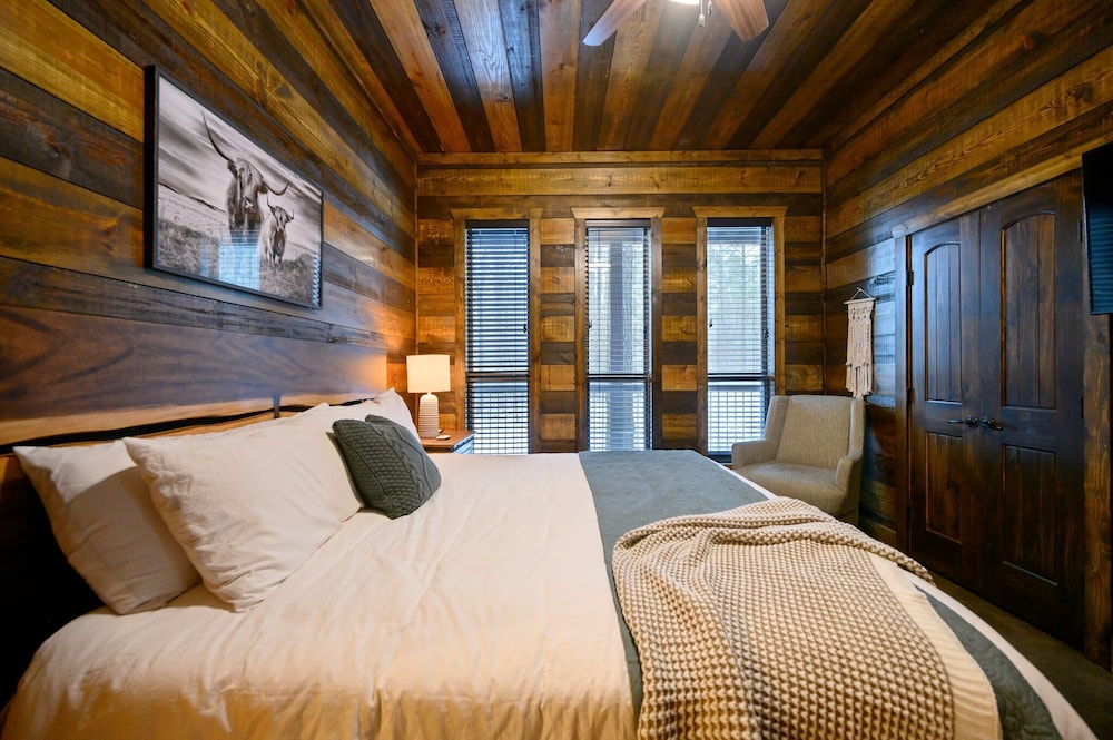 Cabin Vibe - Bunkroom - 3 King - Firepit - Shuffleboard