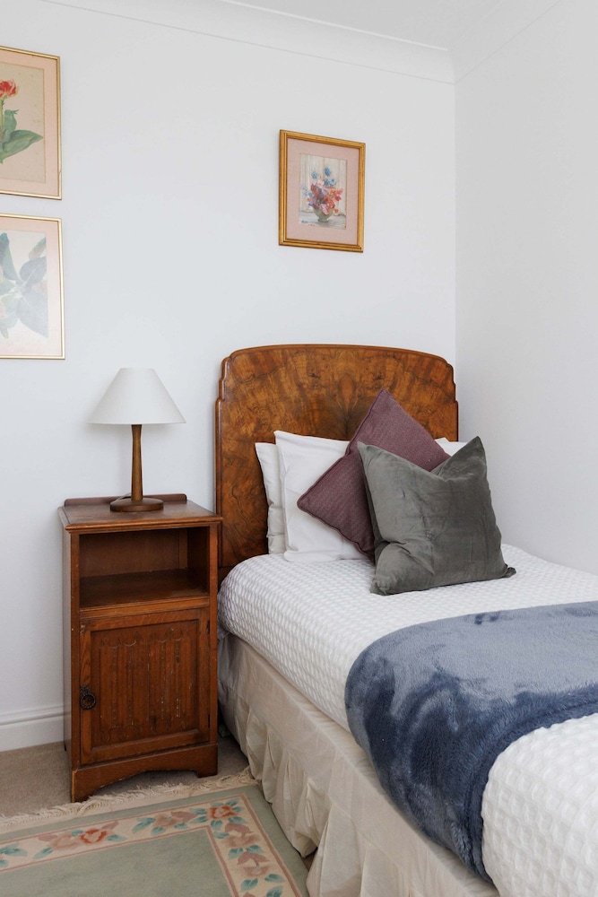 Spacious 4-bed Seaside Retreat in Selsey