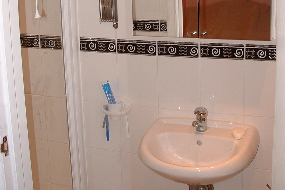 House - Sleeps 8, Close to Beach & Free Parking