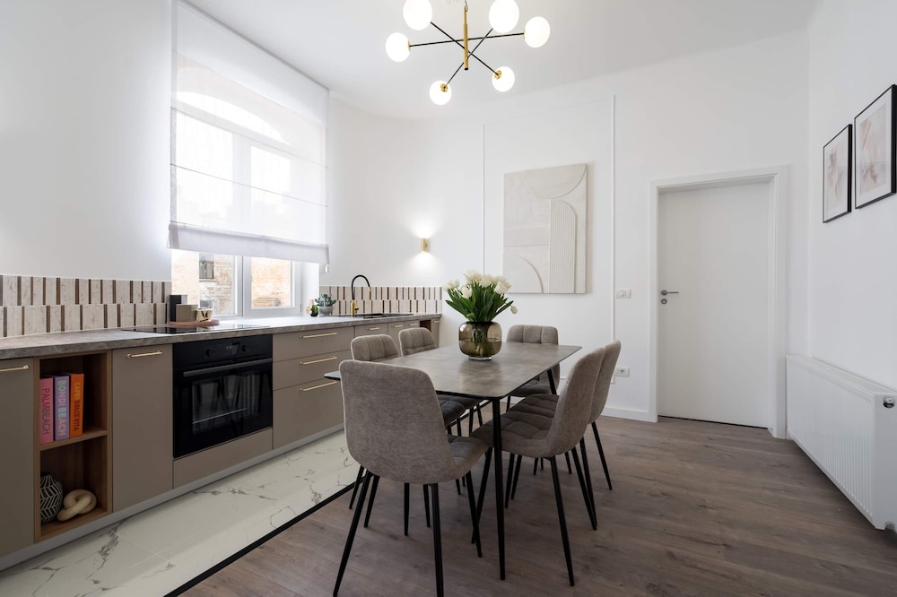 Contemporary Aparthotel 2-BR Flats Near Old Town, Quiet & Serene