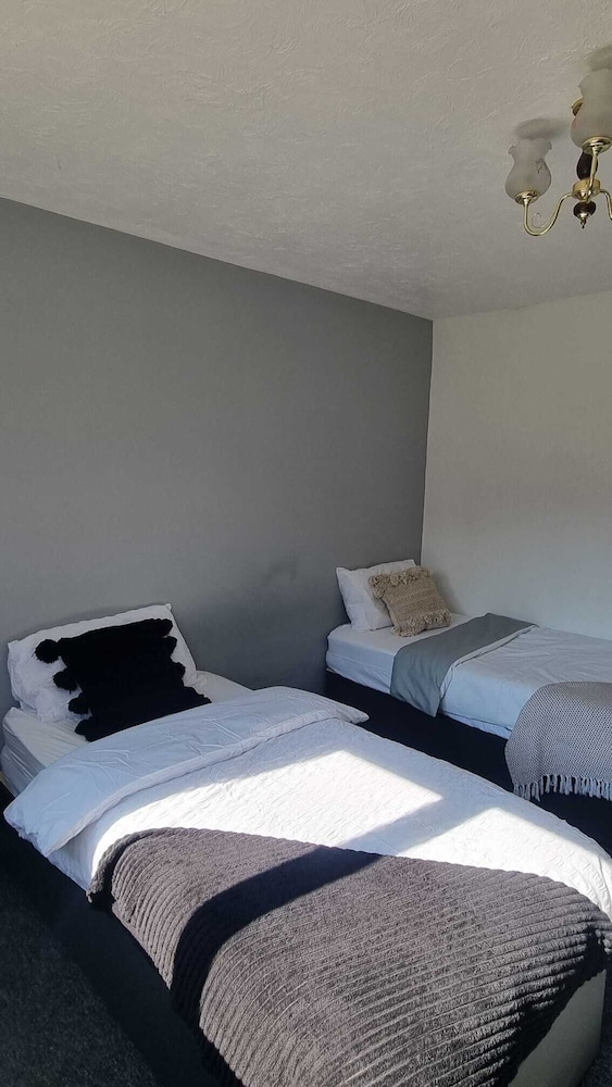 Doncaster-house-sleeps8-parking-garden