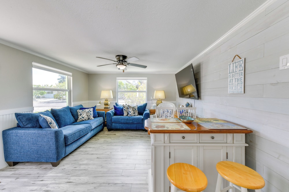 Fish, Swim & Unwind: Anna Maria Apt Steps to Beach