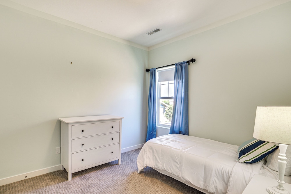 4 Mi to The District: Family Home w/ Tennis Access