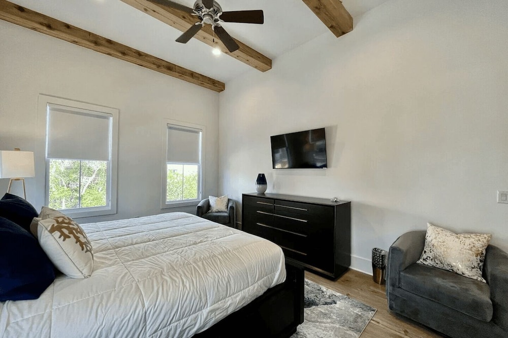 Casa d' Azure by Avantstay Sleeps 18, Private Pool, Golf Cart Included